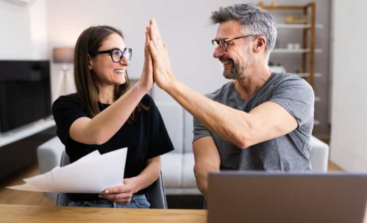 Persone che battono il cinque con le mani