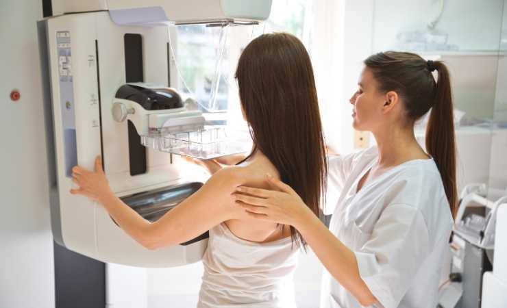 Donna che fa controllo dal medico