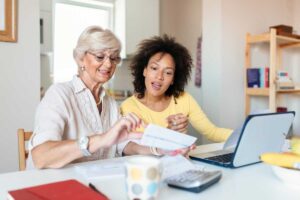 Donne consultano le bollette