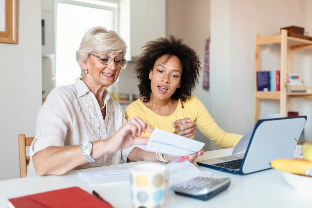 Donne consultano le bollette