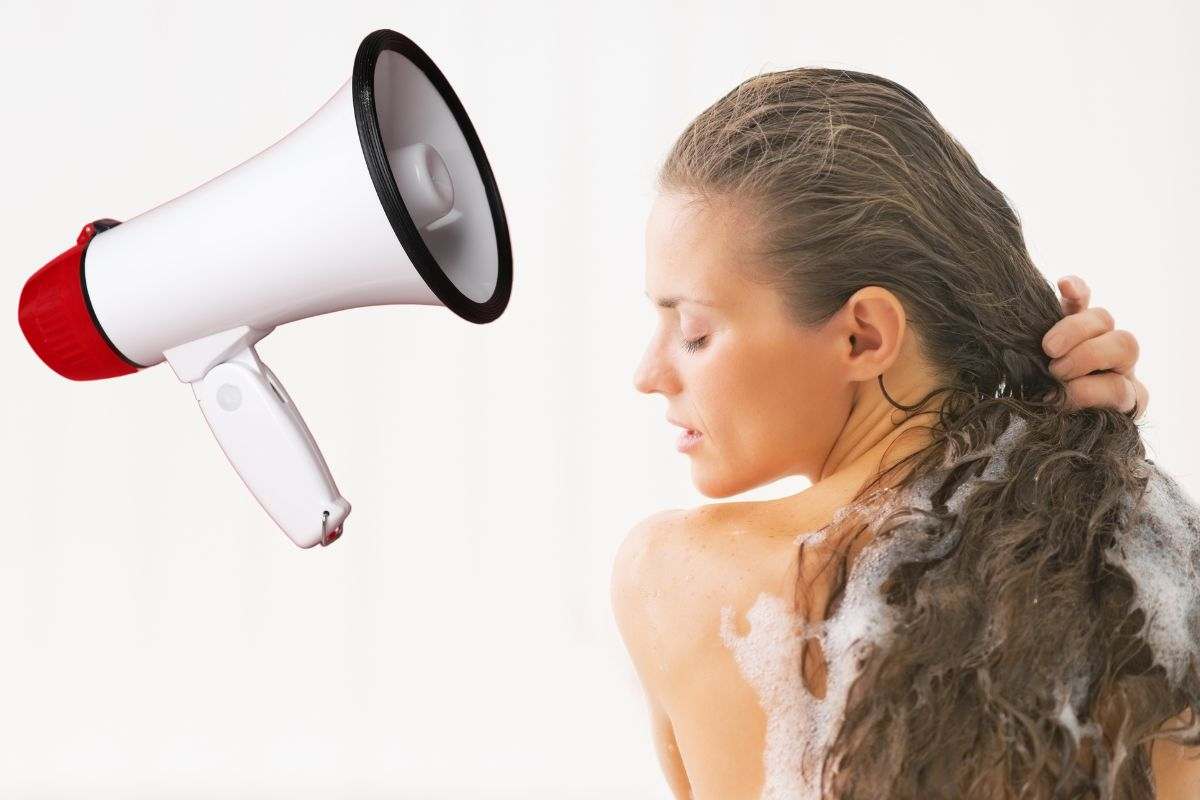 Donna che lava capelli e megafono