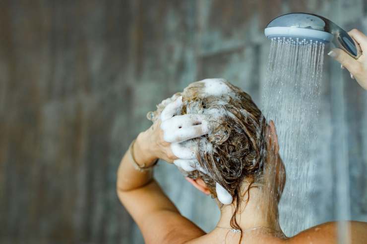 Donna che si lava i capelli
